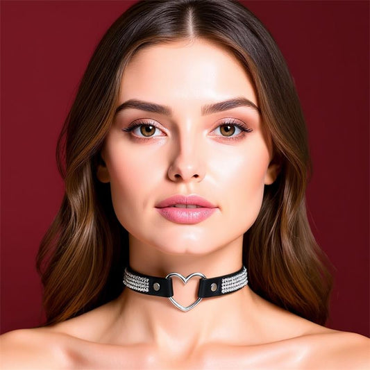 Collar con Corazon y Pedreria Estilo Choker Cuero Vegano Talla Unica